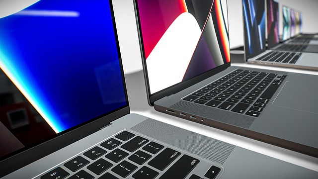 Tietokoneita rivissä